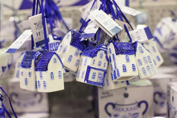 Juguetes coloridos de Navidad para la piel en un supermercado — Foto de Stock