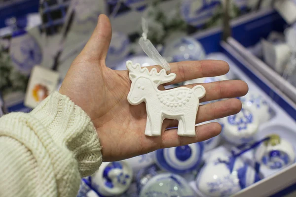 Jul färgglada leksaker för päls i en stormarknad — Stockfoto