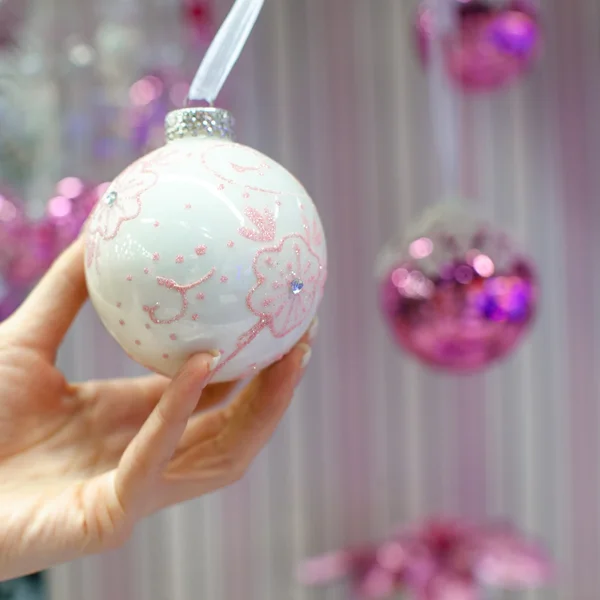Bela bola na árvore de Natal na mão — Fotografia de Stock