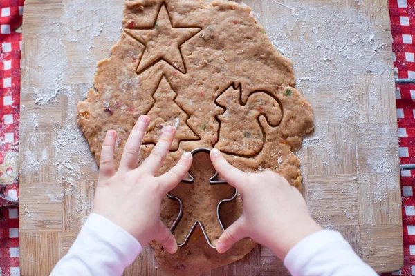 Kinderhände basteln aus Teig Lebkuchenmann für Weihnachten — Stockfoto