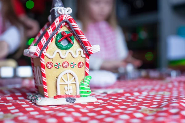 Peperkoek fairy huis ingericht door kleurrijke snoepjes op een achtergrond van meisje — Stockfoto