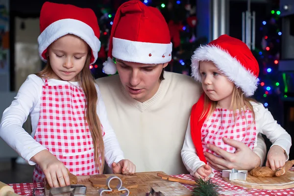Family baking Christmas gingerbread cookies in the kitchen — Stock Photo, Image