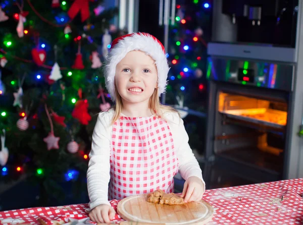 Ritratto di adorabile bambina in cucina che cuoce pan di zenzero — Foto Stock