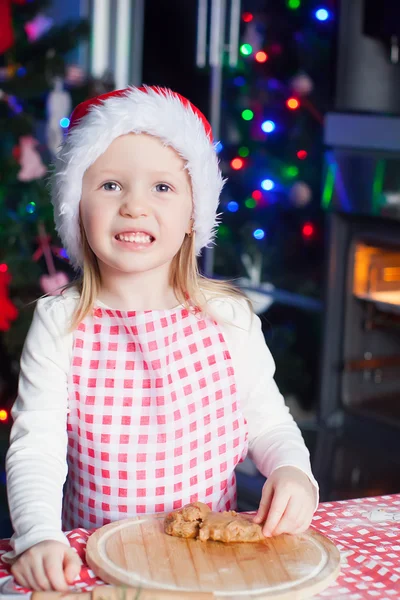 Retrato de niña linda feliz en la cocina hornear pan de jengibre —  Fotos de Stock