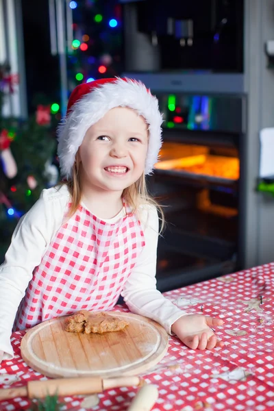 Retrato de niña linda feliz en la cocina hornear pan de jengibre — Foto de Stock