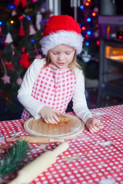 Adorabile bambina con mattarello cottura biscotti di pan di zenzero per Natale — Foto Stock