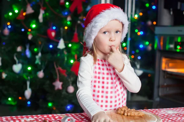 Porträtt av bedårande liten flicka i köket baka pepparkakor — Stockfoto