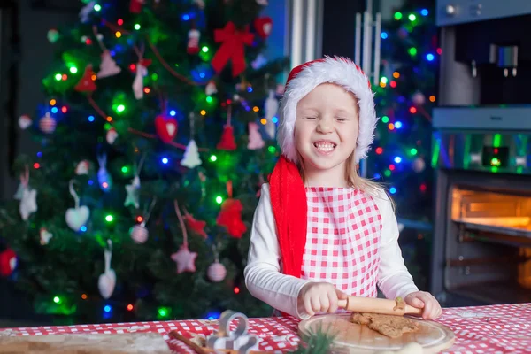 Retrato de niña feliz en la cocina horneando pan de jengibre —  Fotos de Stock