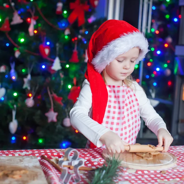 かわいい女の子のクリスマス ジンジャーブレッド クッキーを焼く麺棒で — ストック写真