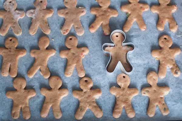 Pain d'épice cru hommes sur une cuisson — Photo