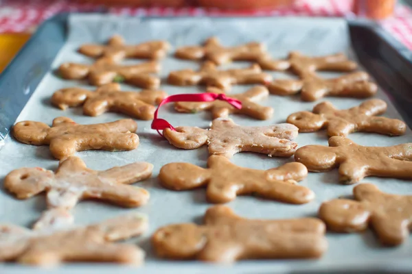 Raw gingerbread men on a baking — Stock Photo, Image