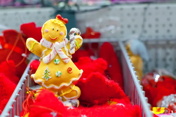 Natal brinquedo gengibre homem no supermercado — Fotografia de Stock