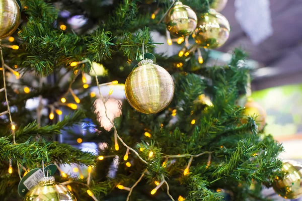 Weihnachtsschmuck und Kugeln an den Tannenzweigen — Stockfoto