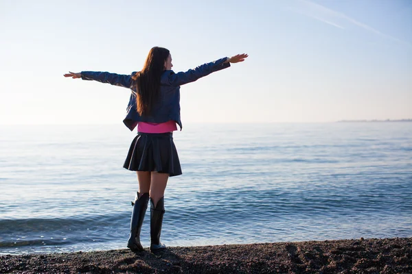 Jonge mooie vrouw genieten van de vakantie verspreiden haar handen op strand — Stockfoto