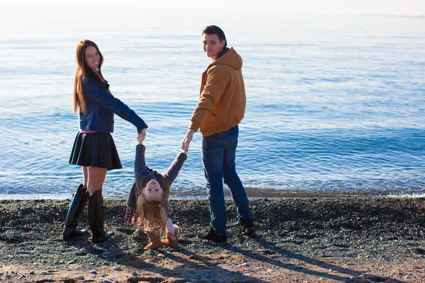 Jeunes parents avec leur petite fille près de la mer Noire — Photo