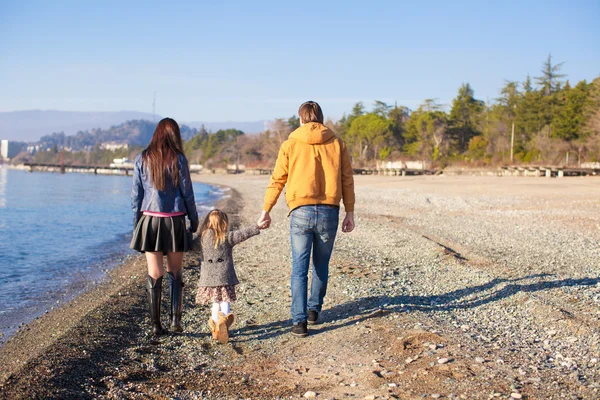 Family at wild beach during the warm winter — Stock Photo, Image
