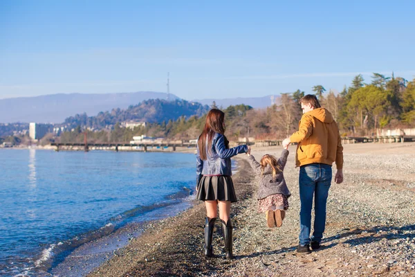 Famiglia di tre persone si divertono vicino al Mar Nero in inverno giornata di sole — Foto Stock