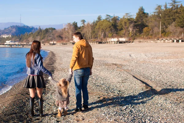 Young parents with their little daughter have fun near the Black Sea — Stock Photo, Image