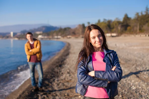 Närbild av glad kvinna på en bakgrund den unge mannen på Tom beach — Stockfoto