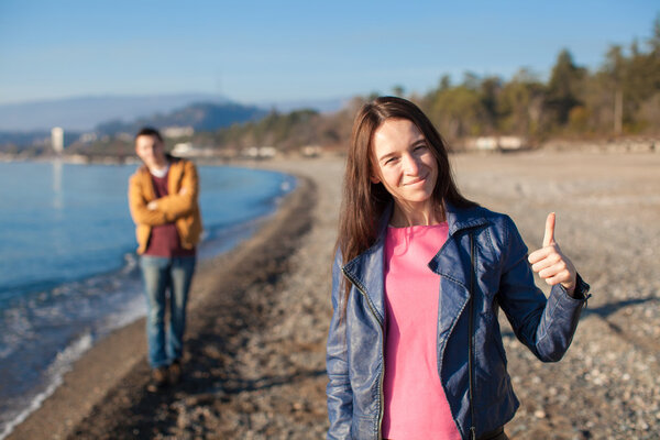 Молодая пара вместе на пустом пляже в зимний солнечный день
