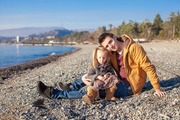 Little girl and young father at the beach on a sunny winter day — Stock Photo, Image