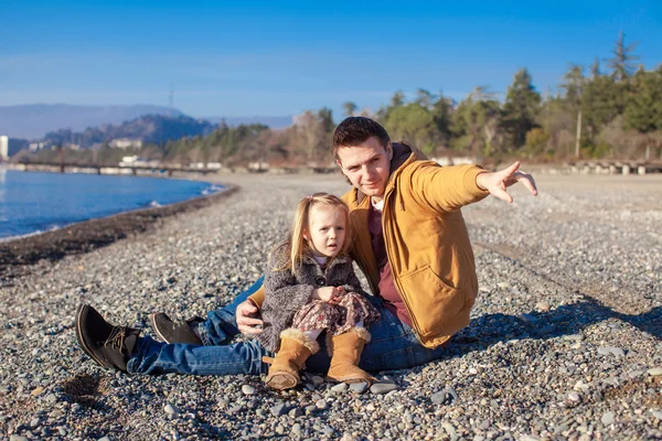 Little girl and young father at the beach on a sunny winter day — Stock Photo, Image