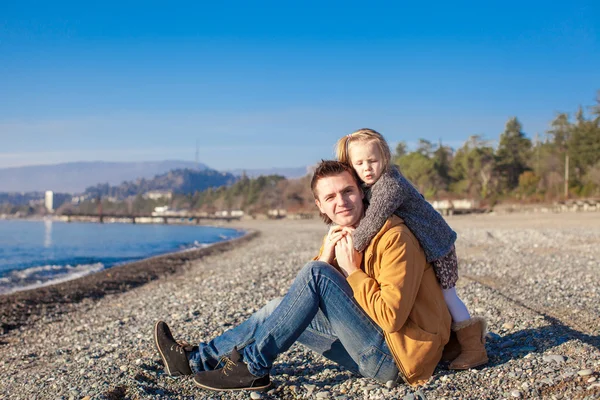 Jonge vader en meisje op het strand op een zonnige winterdag — Stockfoto