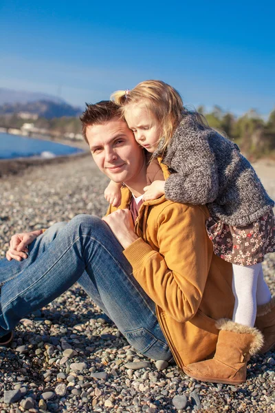 Plajda genç babasına sarılan sevimli bir kızın portresi. — Stok fotoğraf