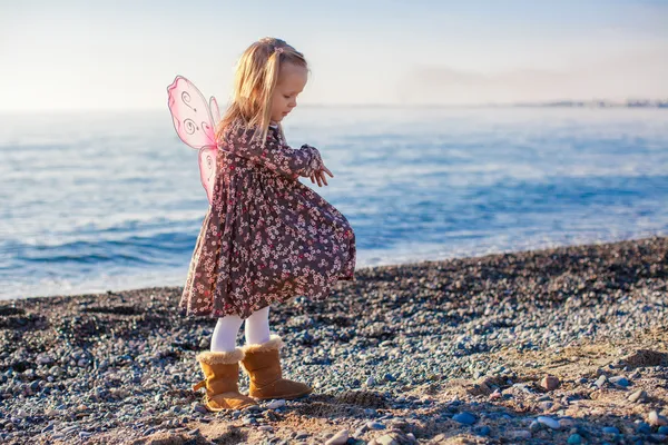 Entzückendes kleines Mädchen am Strand an einem sonnigen Wintertag — Stockfoto