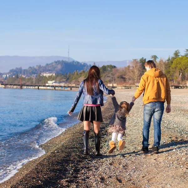 Family at the beach during the warm winter — Stock Photo, Image