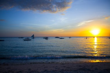 boracay Adası ufukta yelkenli ile renkli güzel gün batımı