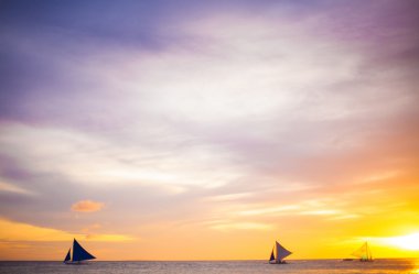 Filipinler 'deki Boracay adasında gün batımına doğru yelkenli.