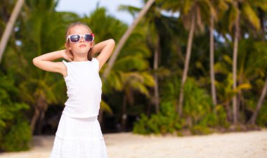 sevimli küçük kız tropikal plaj tatil Boracay, Filipinler