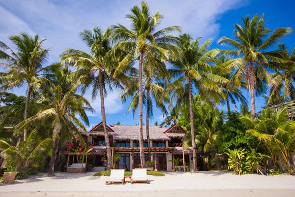 Уютный маленький отель на тропическом экзотическом курорте — стоковое фото
