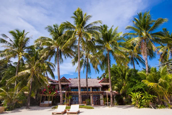 Tropischer weißer Sonnenstrand in wunderschönem exotischen Resort — Stockfoto