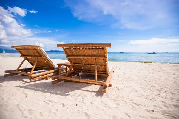 Sillas de madera de playa para vacaciones y escapadas de verano en Boracay — Foto de Stock