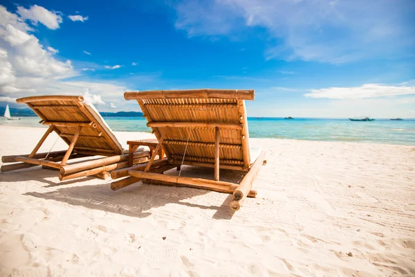 Paradise view of nice tropical empty sandy plage with umbrella and beach chair — Stock Photo, Image