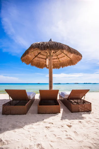 Paradise view of nice tropical empty sandy plage with umbrella and beach chair — Stock Photo, Image