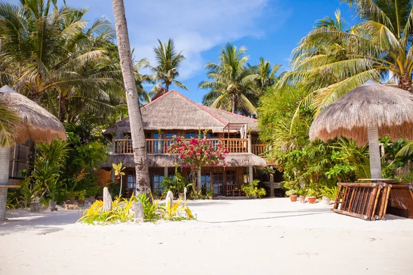 Cozy little hotel on a tropical exotic resort at white sandy beach — Stock Photo, Image