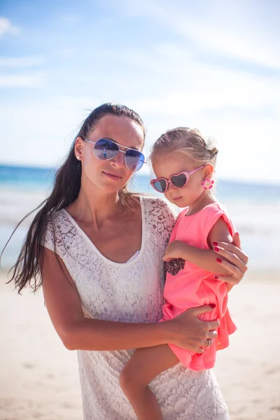 Lilla flicka och ung mamma på tropical beach i boracay — Stockfoto