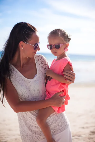 Little girl and young mother on tropical beach in Boracay, Philippines — Stock Photo, Image