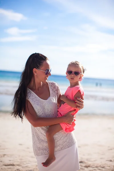 Lilla flicka och ung mamma på tropical beach i boracay, Filippinerna — Stockfoto