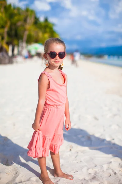 Adorabile bambina sulla spiaggia tropicale vacanza in Phillipines — Foto Stock