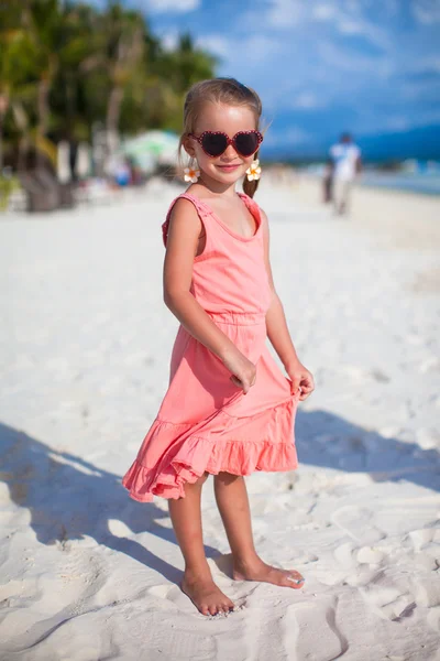 Entzückendes kleines Mädchen am tropischen Strand Urlaub in Philippinen — Stockfoto