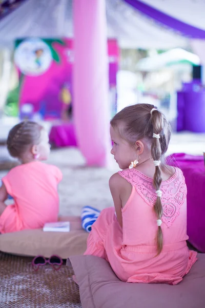 Två små flickor på tropical beach i Filippinerna — Stockfoto