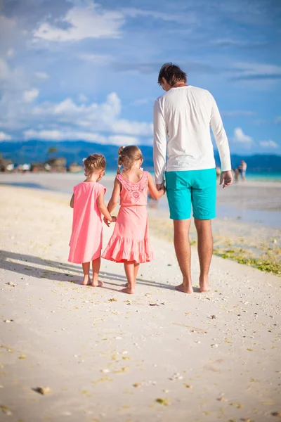 Visão traseira do pai e suas duas filhas caminhando pelo mar — Fotografia de Stock