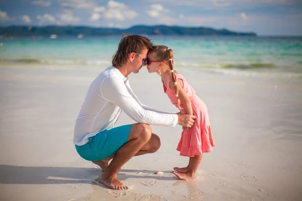 Adorable girl and young dad have fun on white beach — Stock Photo, Image