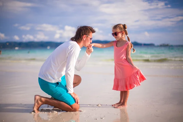 Papai beijando a mão de sua filhinha na praia exótica — Fotografia de Stock