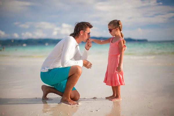 パパのエキゾチックなビーチで彼は小さな娘の手にキス — ストック写真