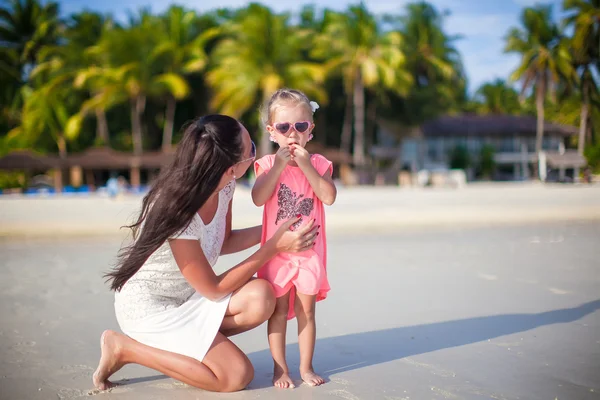 Kleines Mädchen und junge Mutter am tropischen weißen Strand in Boracay — Stockfoto